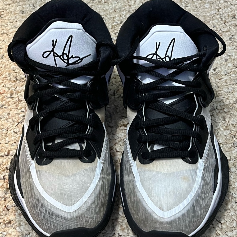Nike Kyrie Infinity Basketball
Shoes - size 7.5